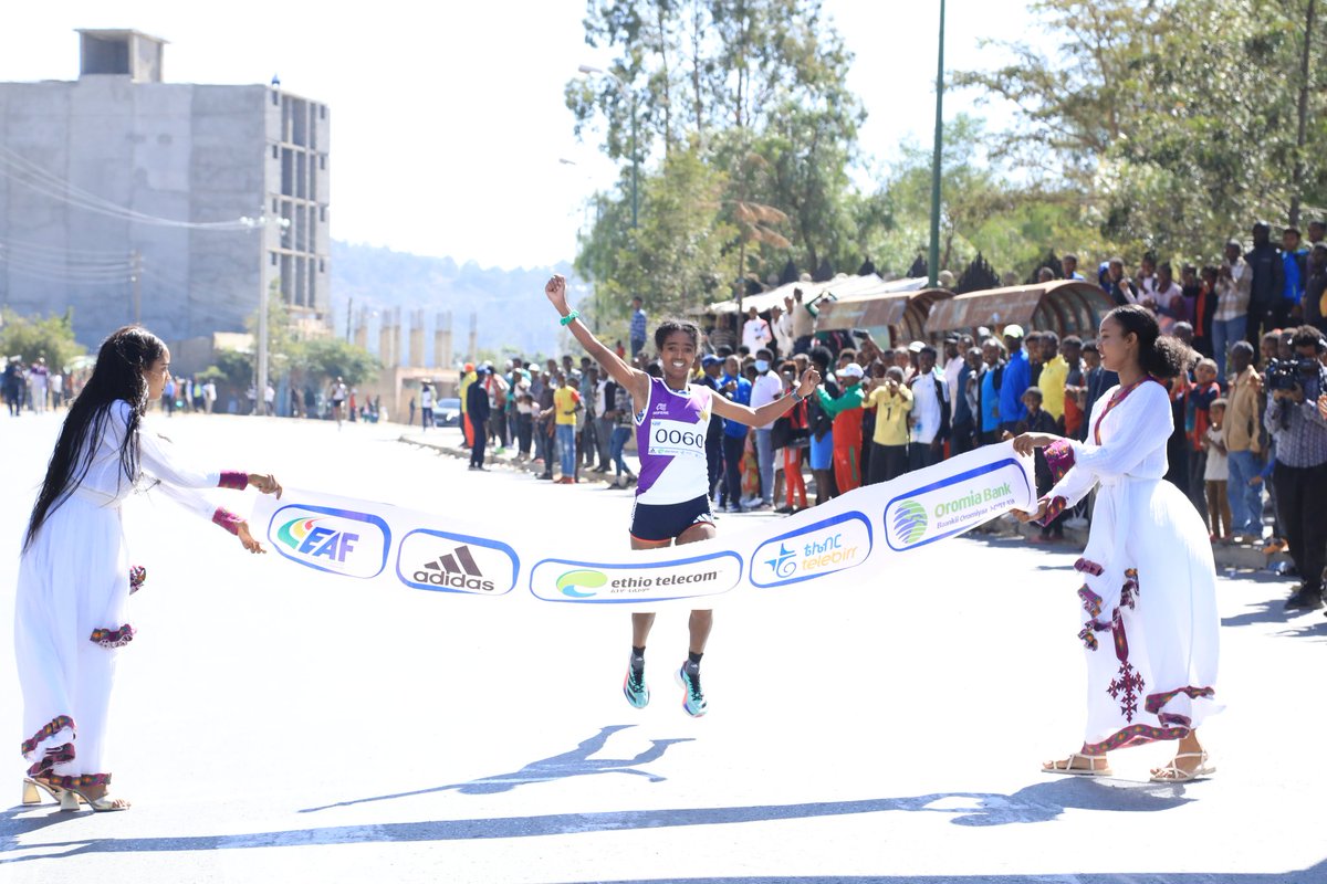 eaf_ethio's tweet photo. 19ኛው የኢትዮጽያ ማራቶን ሪሌ ውድድር ኀዳር 15/2016 ዓ.ም ትግራይ መቐሌ
በቡድን አሸናፊ ፦
በ2:07.23 ሰዓት 1ኛ ኢትዮጵያ ንግድ ባንክ
በ 2:07.38 ሰዓት 2ኛ ኢትዮ ኤሌክትሪክ
በ2:07.49 ሰዓት 3ኛ ፌደራል ማረሚያ ቤቶች ደረጃን ይዘው አጠናቀዋል https://t.co/MmsXEpDIh9