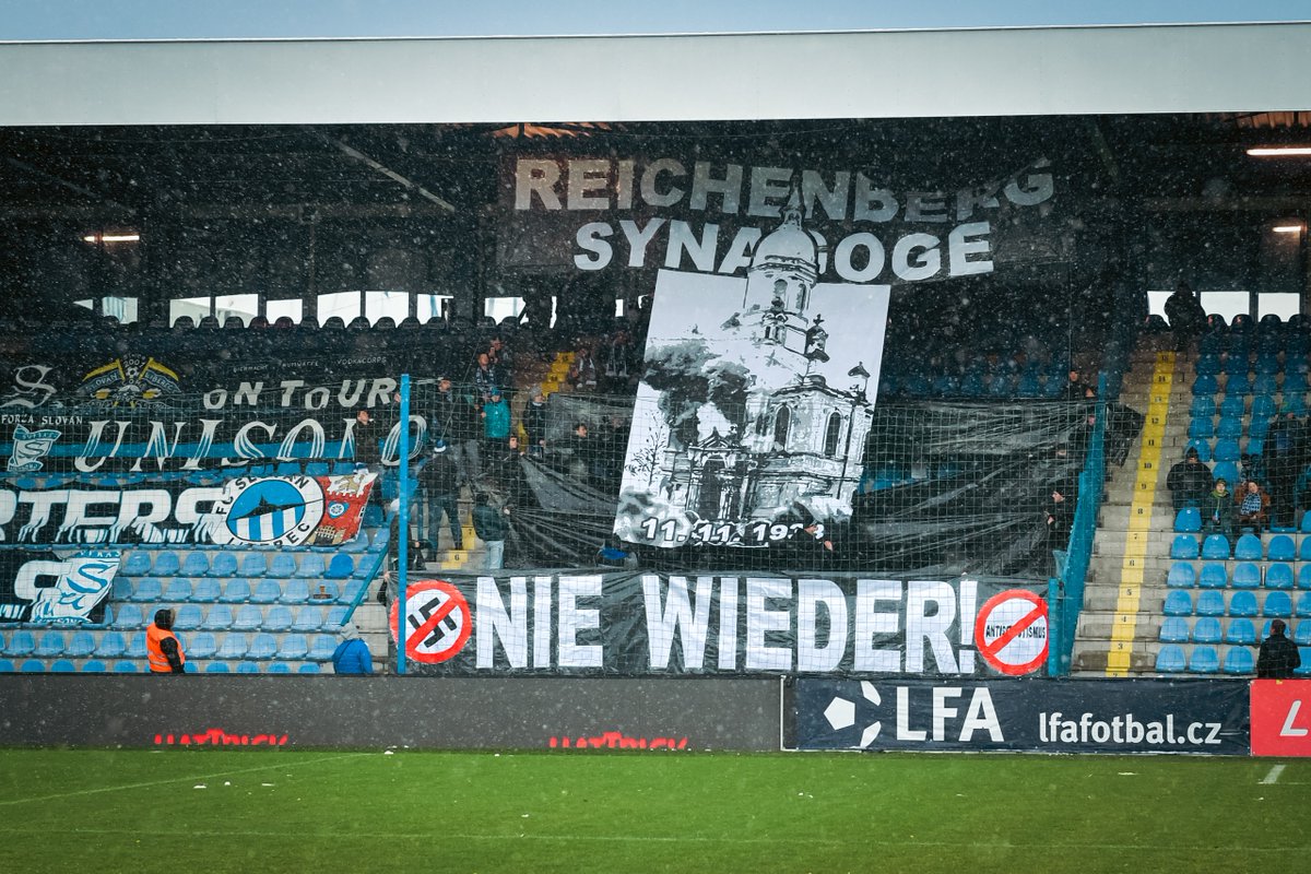 FCSlovanLiberec's tweet photo. Dnešní choreo našeho kotle vzpomínalo na smutné okamžiky dějin našeho města, konkrétně na 11. listopadu 1938. 🕍 #FCSL #NieWieder  
Více se můžete dočíst například zde: 
https://t.co/t0xTPLrESG https://t.co/DO2Yzf0lMt