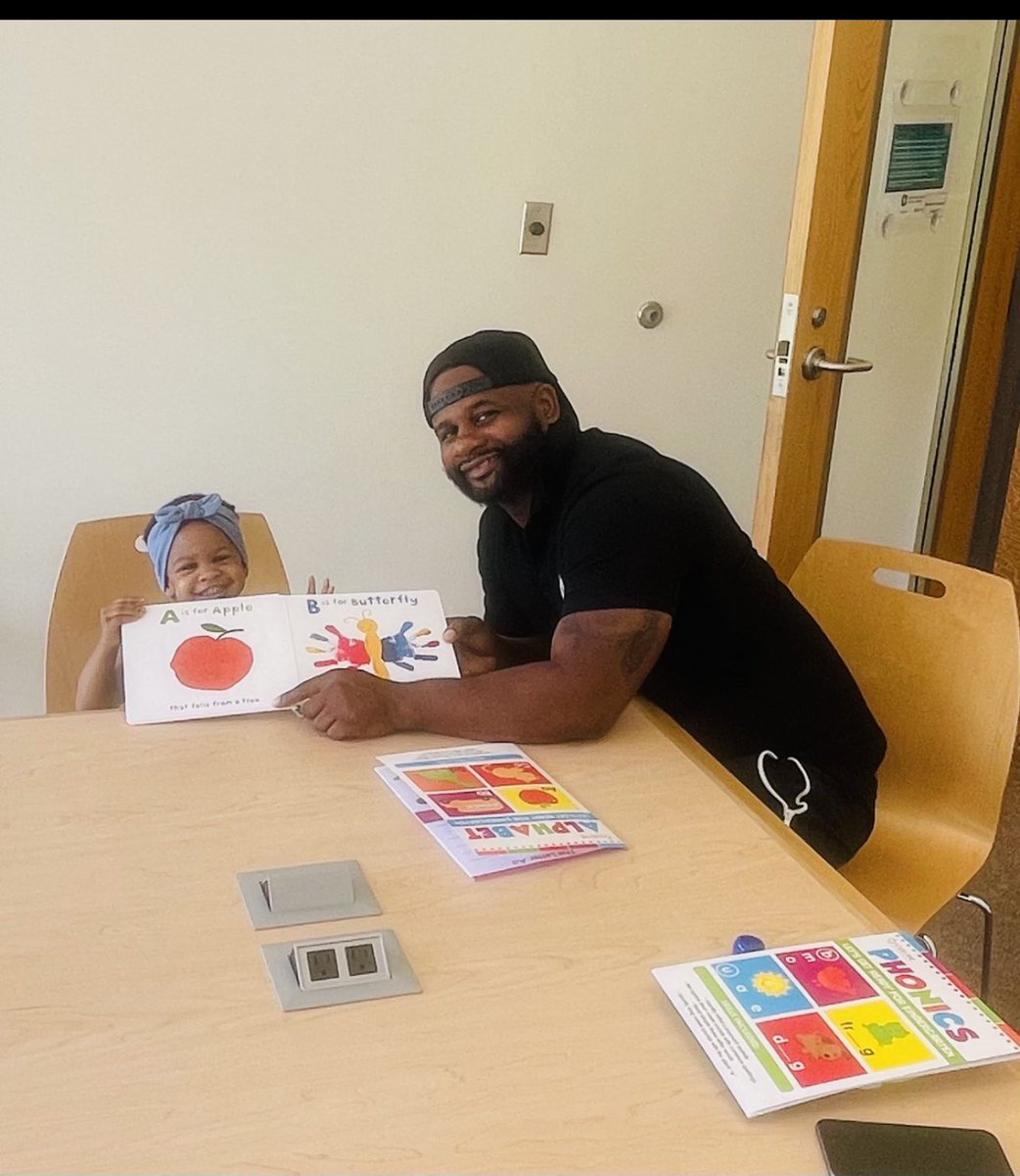 FathersF4's tweet photo. HOW TO OBSERVE #playdaywithdad
Dads, set the day aside. Clear your schedules and find out what interests your child ๐
Just ๐ minutes of reading a day can set your child up for a lifetime of literacy success! This will spark their imagination & boost their language skills. https://t.co/59Miwh6t49