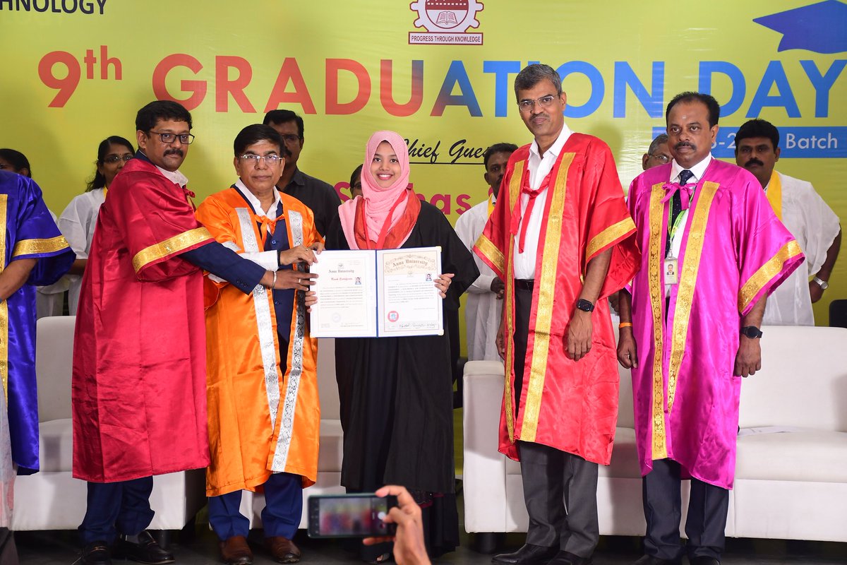 pibchennai's tweet photo. Union Minister of State for Education Dr. Subhash Sarkar conferred the degree certificates to the students at the 9th convocation of Chennai Institute of Technology, Chennai. https://t.co/WJpZmrGbZK
