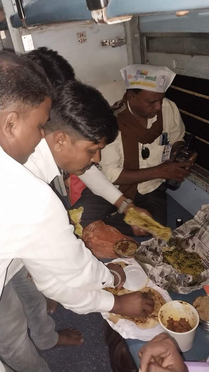 JagdeoSiddharth's tweet image. याला म्हणतात घरच्या भाकरी खाऊन नेत्याच्या सभेला जाणे 🙏🏼
#VBA
#Recordbreak
#फक्त #बाळासाहेबआंबेडकर
@VBAforIndia