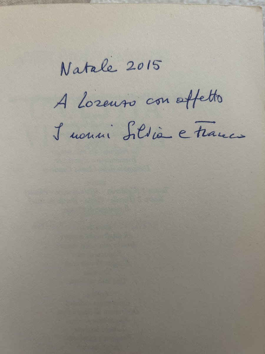 youkounnn's tweet photo. comprato libro usato, ho aperto la prima pagina. dedica dei nonni al nipote. lorenzo, perché lo hai venduto?😭😞 https://t.co/zo6VOQzsCc