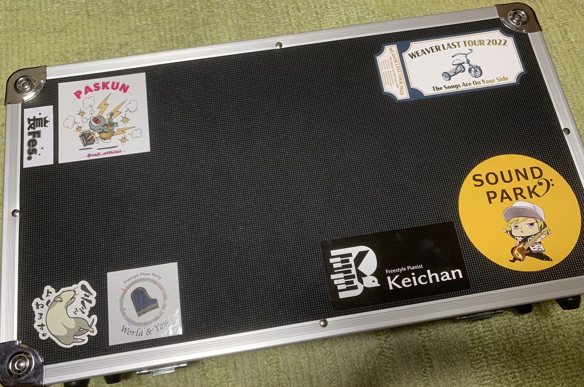 kino6375's tweet photo. ステッカー大好き人間なので、
エフェクターボードも好きなモノで埋め尽くそうと思ってステッカー貼った😃
#Soundpark
#岩切信一郎
#長Fes
#長澤トモヒロ
#weaver
#Saji
#けいちゃん
#worldandyou
#Ferret
(本番前日にやることではない) https://t.co/nv0MZiLxc4