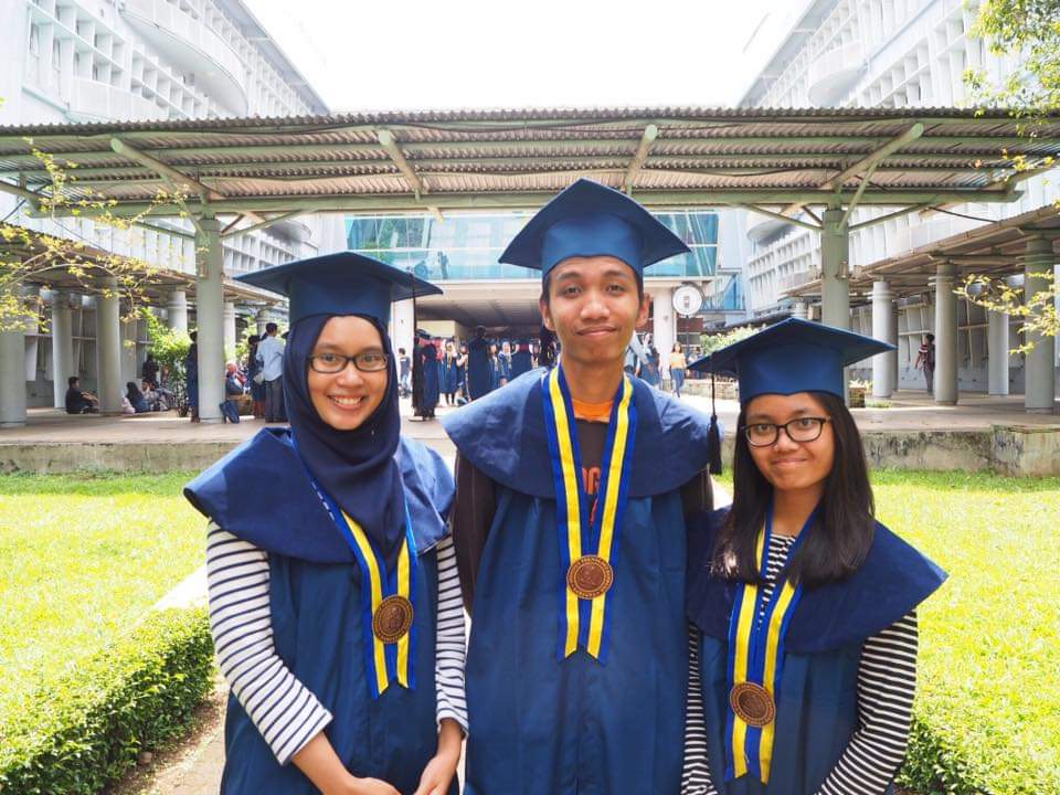 sekarnadya's tweet photo. Kenapa ya tiba tiba kangen banget sama temen kuliah wkwk random sih tadi bacain history chat sama aswin, dera, dll di fb jadi kangen banget bareng2 😂 https://t.co/wyUNFnJHM4