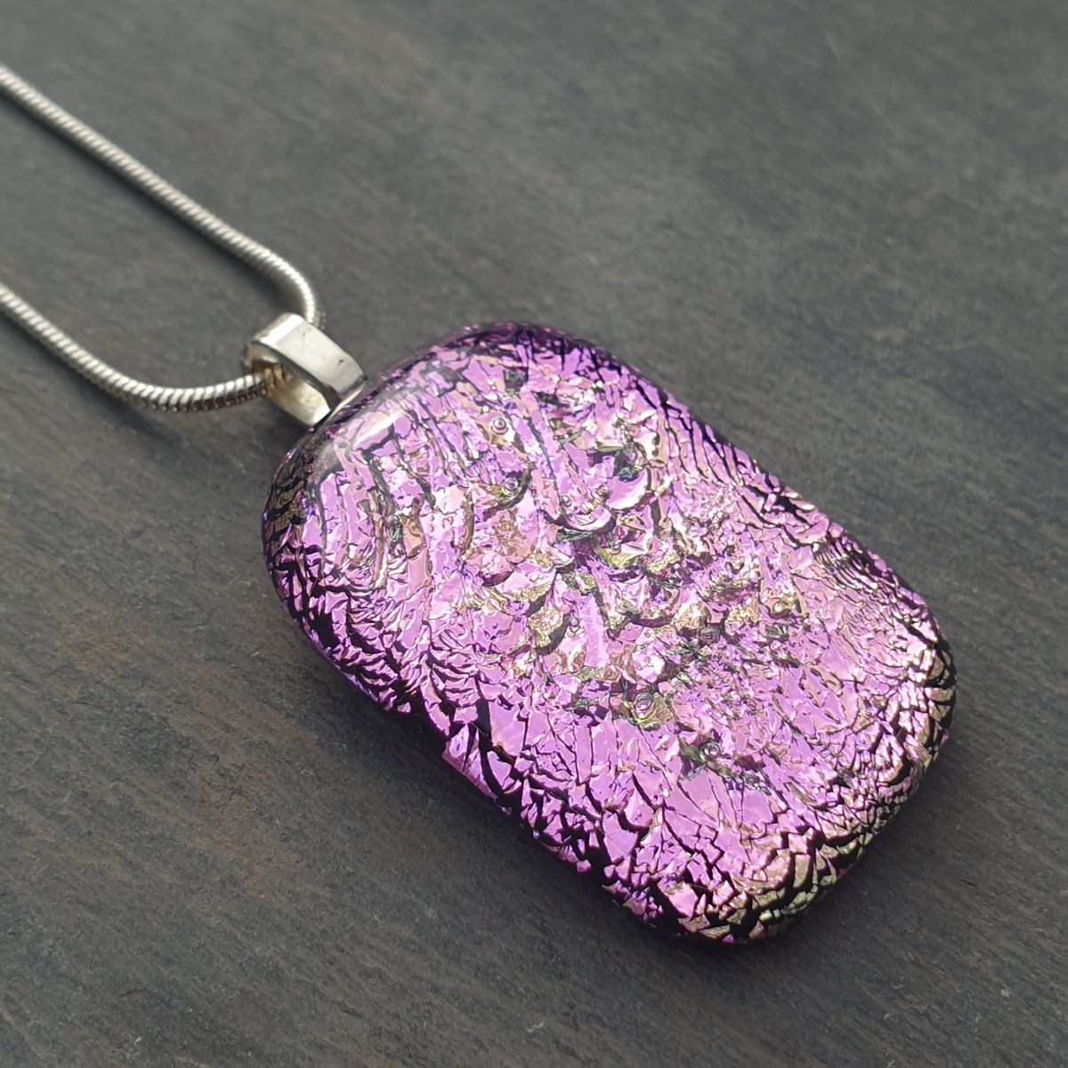 Beautiful sparkling pink dichroic glass necklace. Amazing vibrant colour in this stunning handcrafted necklace. #handmade #shopinde #etsy #etsyuk #giftideas buff.ly/3sWfrQW