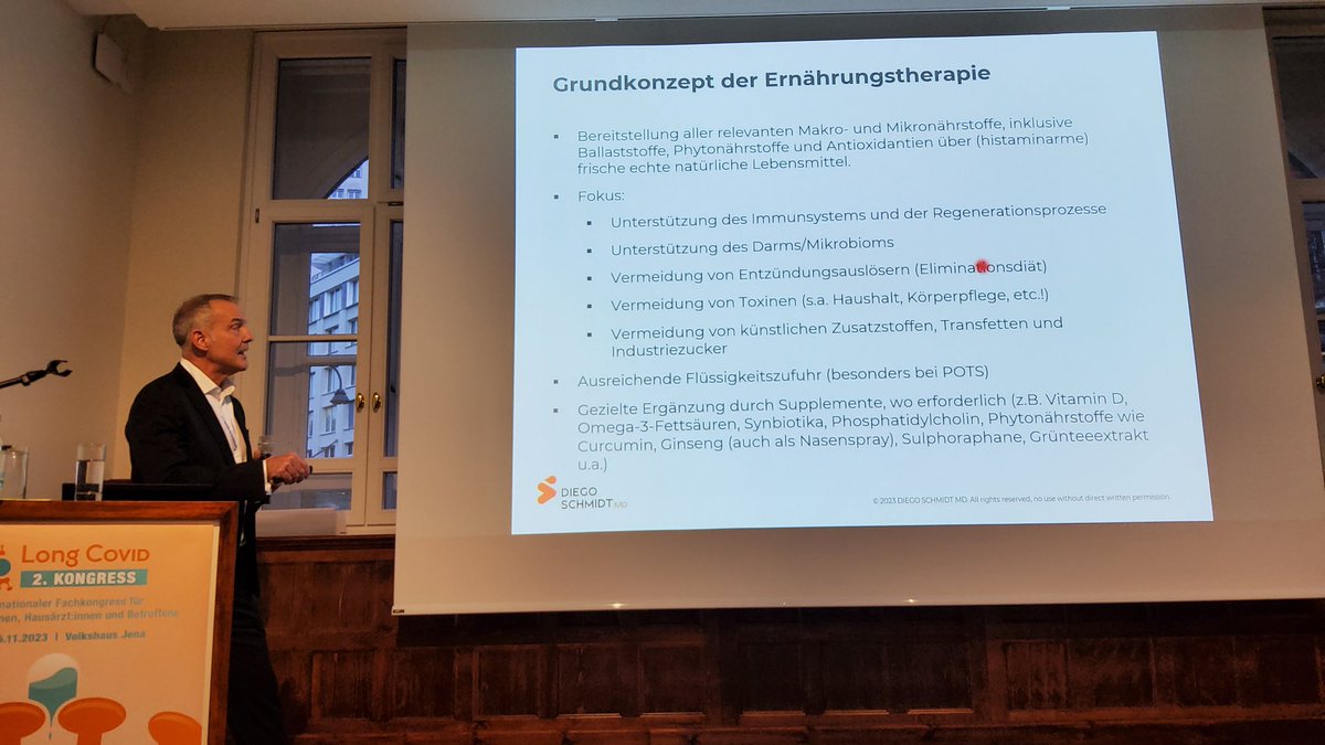 In der Behandlung von #LongCovid Patient:innen setzt Dr. Diego Schmidt u.a. auf eine geeignete Ernährungstherapie. Auch für Schlaf sei richtige Ernährung wichtig, so Schmidt und verweißt dabei auf eine ausreichende Eiweiß- &amp; abendliche Kohlenhydratzufuhr.
#LongCovidKongress
