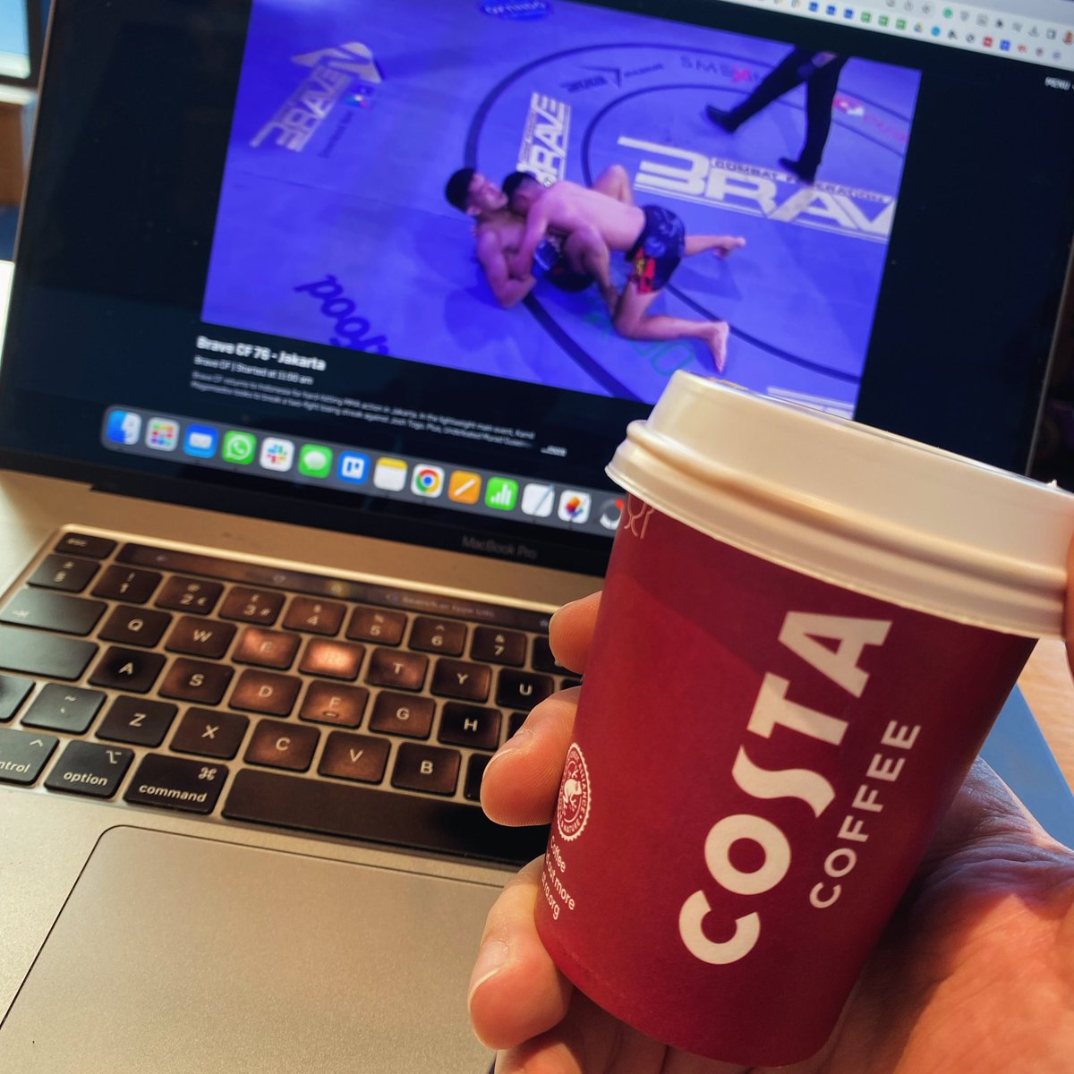simonheadsport's tweet photo. Coffee and fisticuffs, courtesy of @costacoffee and @bravemmaf. #BraveCF76 https://t.co/IvU6FuHjLN