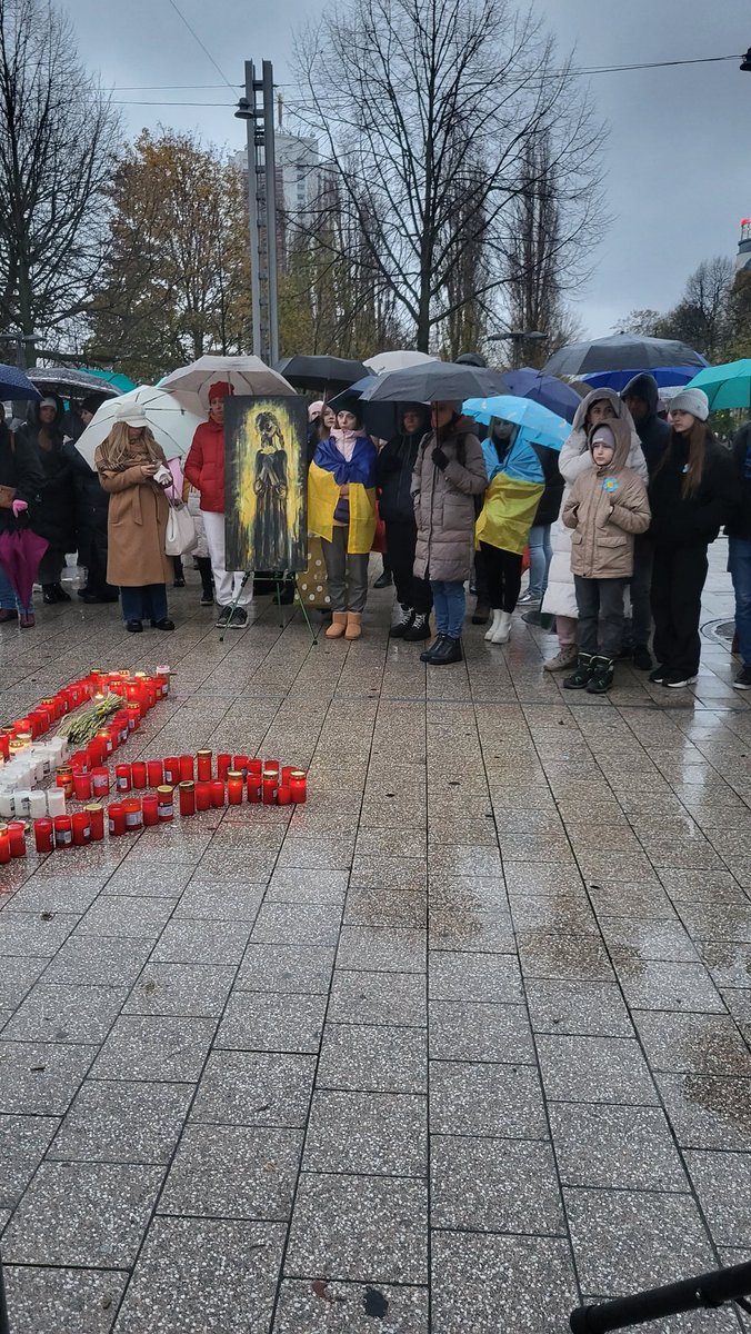 Der Willy-Brandt-Platz jetzt gerade. Gemeinsam gedenken wir heute den Opfern des #Holodomor und erinnern daran, dass wir alles dafür tun müssen, damit sich ein #Genozid dieses Außmaßes nicht nie wiederholen kann.

#SupportUkraine #Leipzig 
#Waffenlieferungen #Taurus 
#Donbas #UA