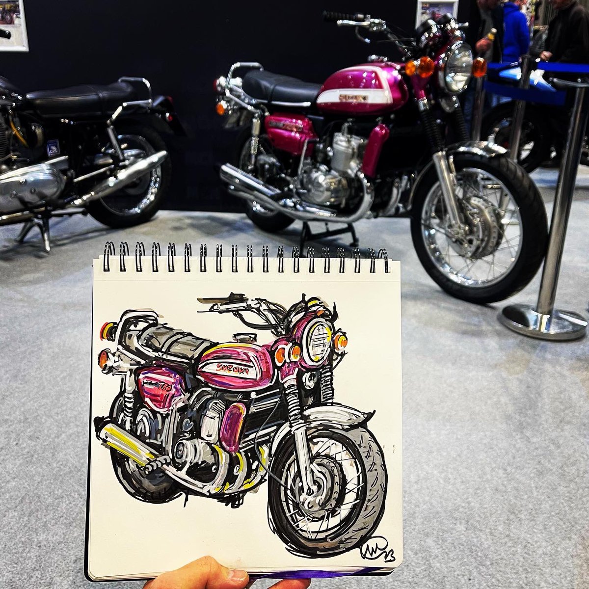 Popbangcolour's tweet photo. Ta-dah! Here’s @HenryColeTV ‘s Suzuki GT750J ‘Kettle’ created as a #ContinuousCycle drawing @motorcyclelive today - Watcha think to it? 🏍️+✍🏻
#HenryCole #suzukigt750 #motorcyclelive https://t.co/9PQIpBBEBb