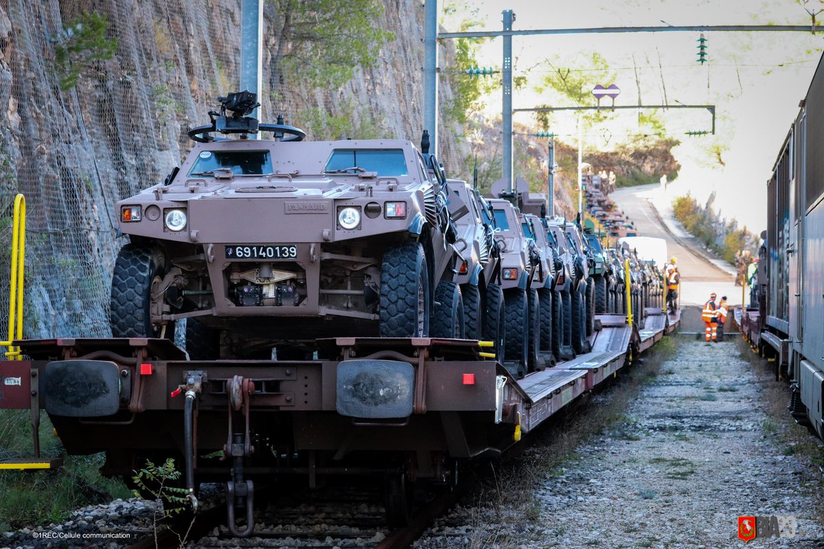 Chefdecorps1REC's tweet image. La #LogOps #DeCombat 🚅

En s’appuyant sur @GroupeSNCF le #1REC a réalisé une manœuvre logistique d’ampleur pour permettre une projection massive et complexe d’une centaine de véhicules à plus de 800km de leurs bases pour participer à #BIA23 avec les 2200 militaires @COM6BLB !