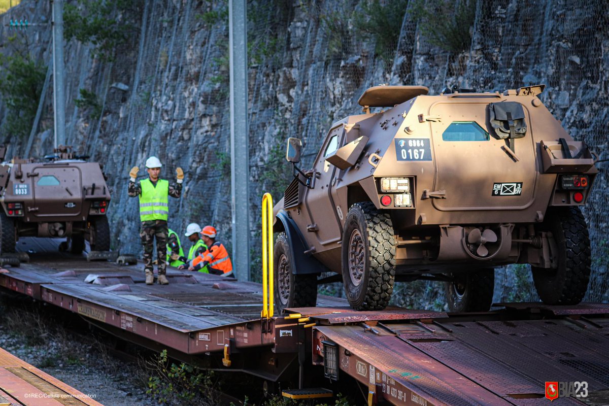 Chefdecorps1REC's tweet image. La #LogOps #DeCombat 🚅

En s’appuyant sur @GroupeSNCF le #1REC a réalisé une manœuvre logistique d’ampleur pour permettre une projection massive et complexe d’une centaine de véhicules à plus de 800km de leurs bases pour participer à #BIA23 avec les 2200 militaires @COM6BLB !