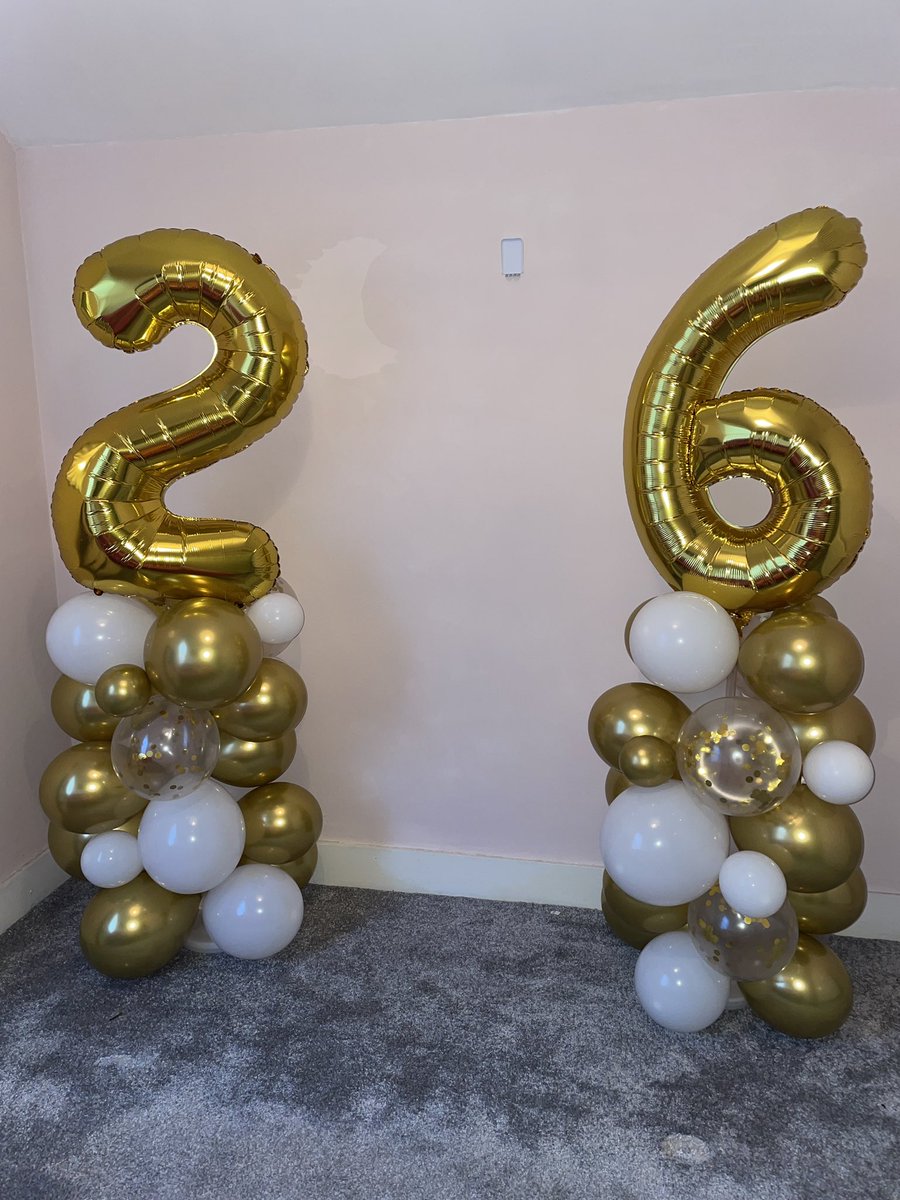 EdenKiah's tweet photo. Put a finger down if you’re that extra that you made yourself balloon towers for your birthday. New business venture? 🤣💅💁🏽‍♀️ https://t.co/ETyy9HD7bz