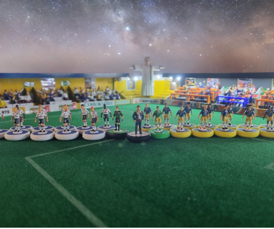 subbuteogotd's tweet photo. Week 7 is live tomorrow! 

Week 8 in the production studio, and I've learned to be fancy with canva so here's Leeds vs Chubbins pre match under the watchful eye of mini Bielsa! @guitarzonechris #subbuteo https://t.co/bff7DYYGPe