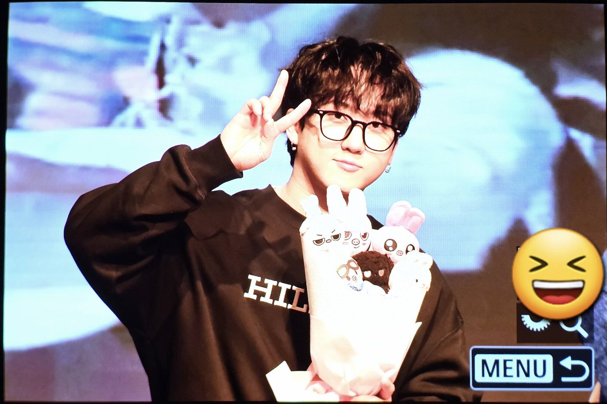 realskzoo's tweet photo. A Changbin le regalaron su ramo de Dwaekkis 🥺🩷 https://t.co/ZlioOW2nXN