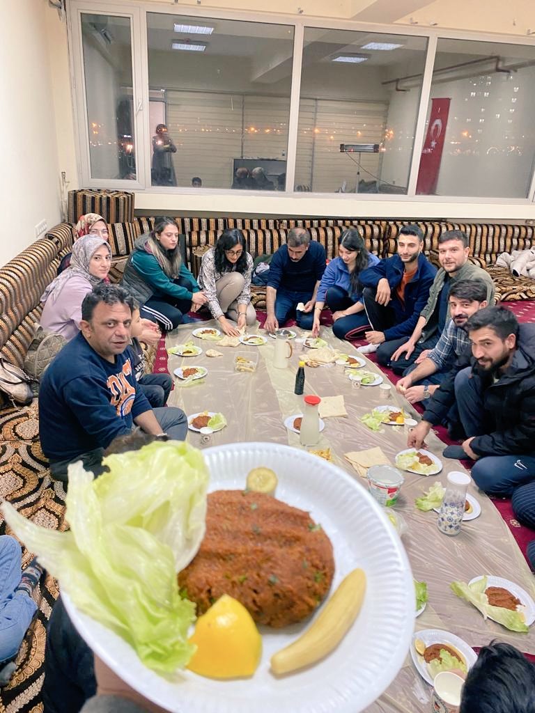 Siverek_GM's tweet photo. "Öğretmenler, yalnızca bilgi veren değil, kalplere dokunan rehberlerdir."
Merkezimizde görev yapan eğitmenlerimizle çiğ köfte gecesi düzenlendi.
#Ogretmenlergunu https://t.co/i0QNewYPso