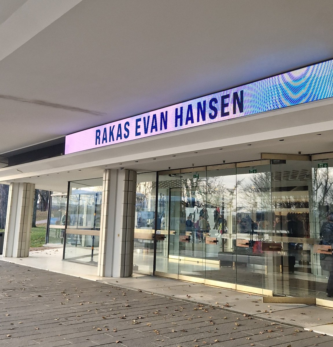 Täydellistä rentoutumista, upea musikaali 🌟 Bändi lavasteissa saa mut aina innostumaan. <a href="/hktfi/">Helsingin Kaupunginteatteri</a> #evanhansen