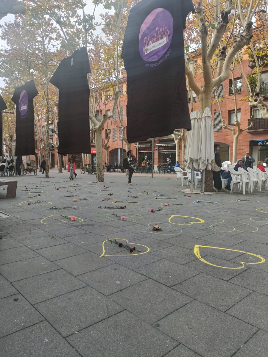 Avui #25N2023 homenatge a les dones assassinades per violència masclista. No us oblidem.
#ShaAcabat #25NOmplimElsCarrerss #niunamenys #juntesvivesdiverseslliuresirebel