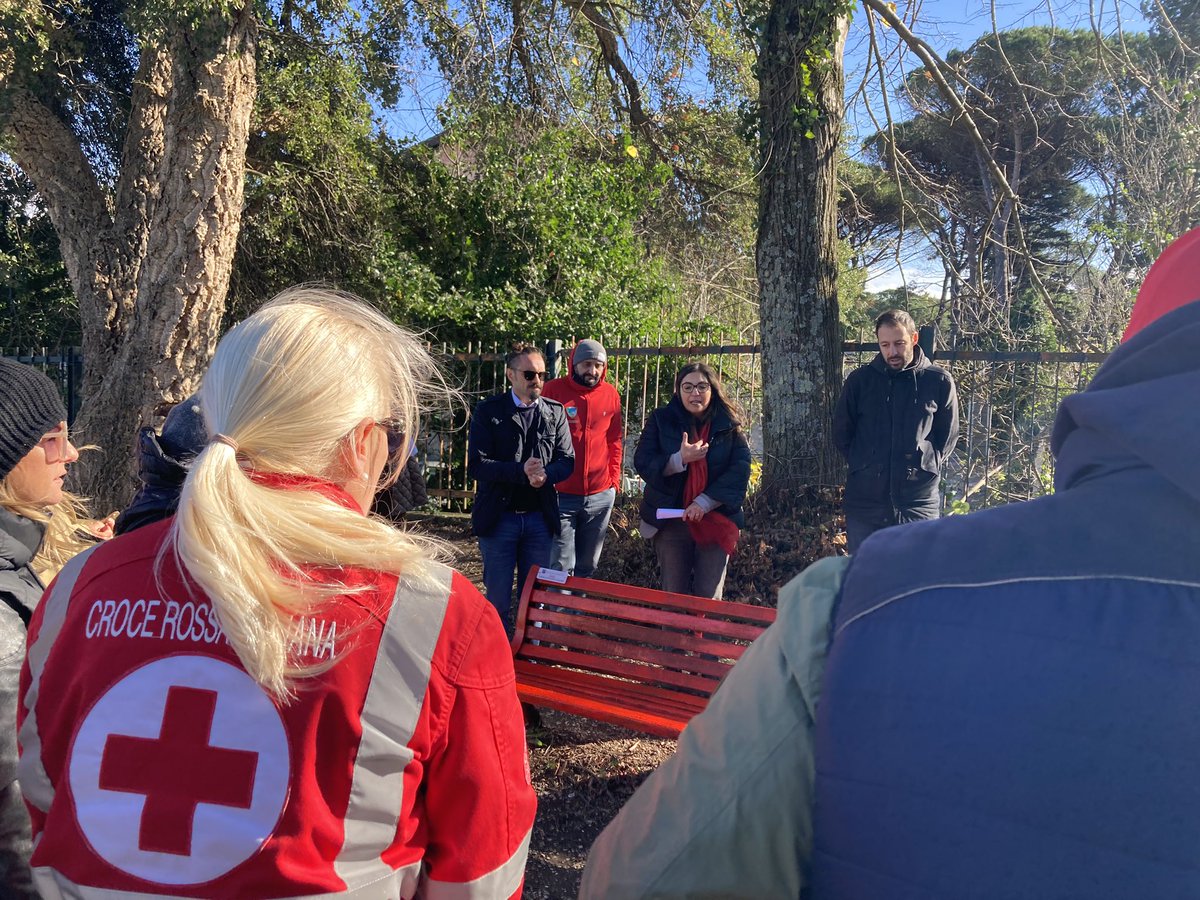 Un panchina rossa per dire NO alla violenza sulle donne ad Isola Farnese. Nonostante il vento e il freddo, ma con l’aiuto dei tanti presenti abbiamo voluto fortemente fare questo gesto simbolico. Un grazie per il sostegno all’iniziativa del Municipio XV #noallaviolenzasulledonne