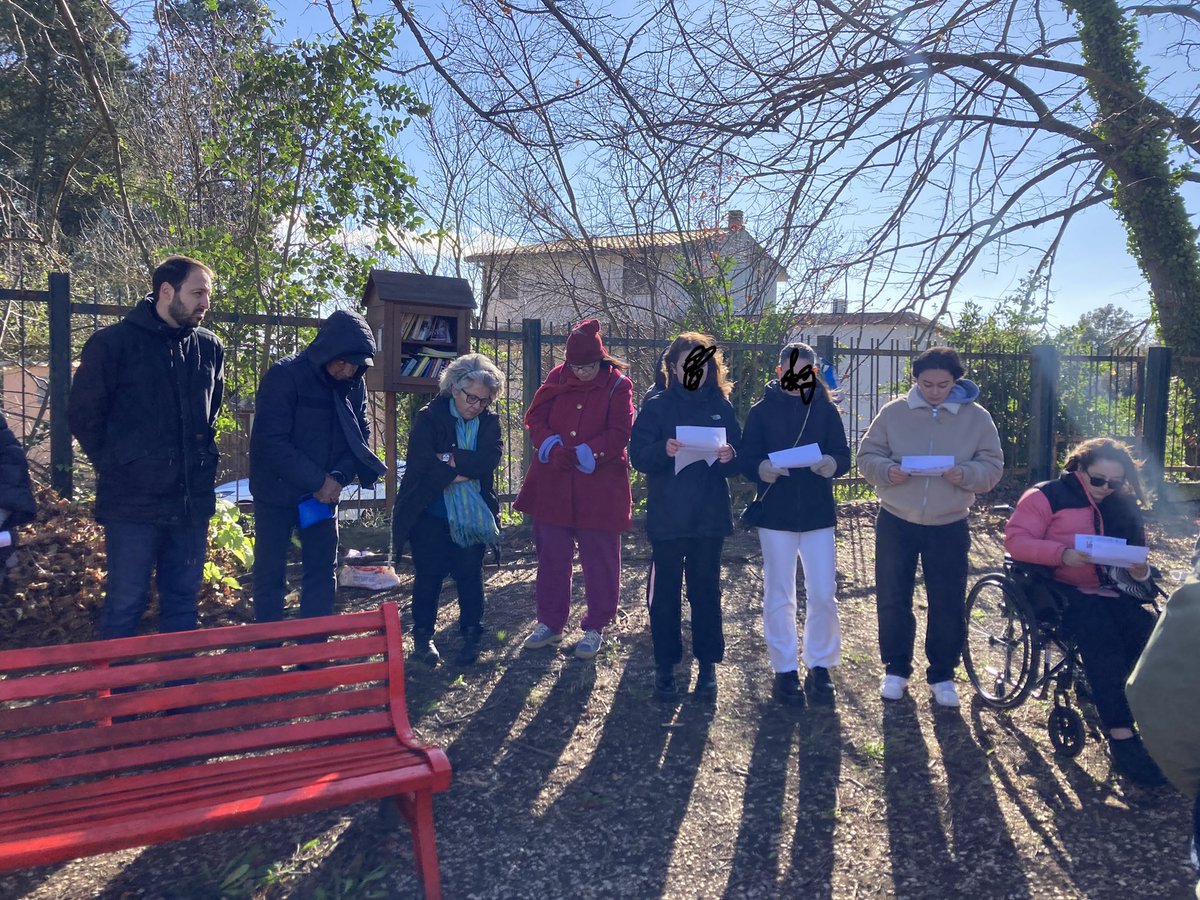 ValorVeio's tweet photo. Un panchina rossa per dire NO alla violenza sulle donne ad Isola Farnese. Nonostante il vento e il freddo, ma con l’aiuto dei tanti presenti abbiamo voluto fortemente fare questo gesto simbolico. Un grazie per il sostegno all’iniziativa del Municipio XV #noallaviolenzasulledonne https://t.co/OOqZ7bbkOI