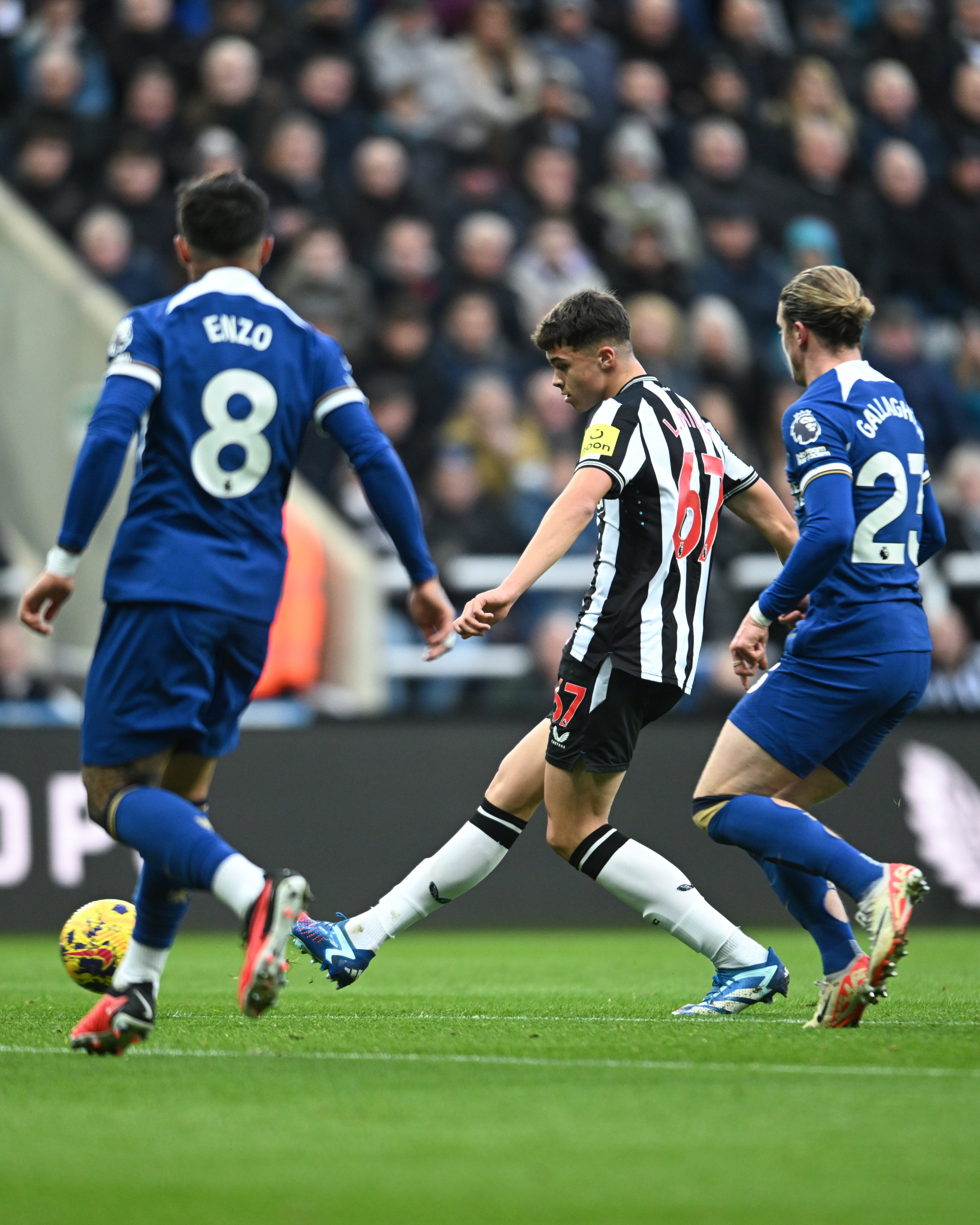 Lewis Miley squeezes a wonderful pass into Alex Isak for the Swede to open the scoring against Chelsea!