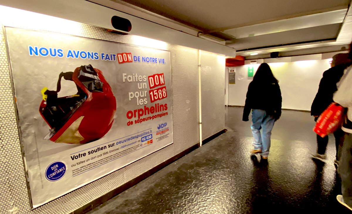 #AppelsÀDons | La campagne d’appel aux dons pour les 1588 orphelins de <a href="/PompiersFR/">Pompiers de France</a> s’affiche, comme ici dans le métro parisien.

Impactante avec le casque F1 tombé au sol, symbole du « Mort au Feu », l’angle de prise vue a été réalisé par <a href="/aureliendheilly/">Aurélien DHEILLY</a>.