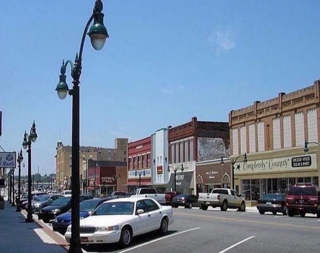 midwestern_ope's tweet image. If you grew up in a town where you park like this you have to explain the nearest big city you live closest to because nobody knows the town you actually live in