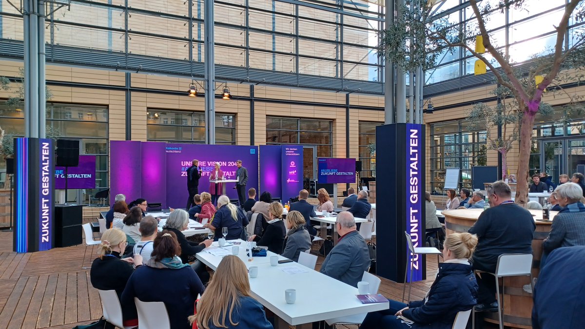 DiakonieMitteld's tweet photo. „Was verbindet uns, wenn wir nicht mehr aneinander gebunden sind?“, fragte Ulrich Lilie auf dem @diakonie-Zukunftskongress #VISION2048. Wie kommen wir vom „ich“ zurück zum „wir“? Frische Ideen gaben die Werkstätten. Statt Altbewährtem wurde an neuen Ideen gearbeitet. #AUSLIEBE https://t.co/FjI8O8ZHSb