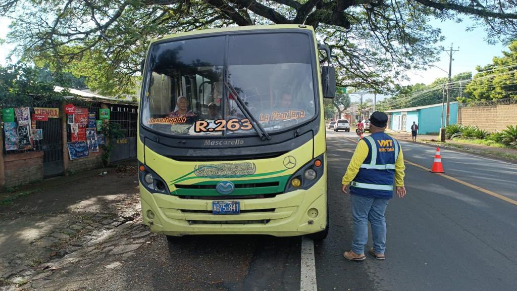 IsmaelFlores_SV's tweet photo. Implementamos un punto de control al transporte colectivo y particular en el k 98, final Avenida Morazán, Ahuachapán. La seguridad es nuestra prioridad, verificamos documentos, tarifas, dispositivos de seguridad y la condición física de las unidades. #TransporteResponsable 🚍 https://t.co/ZkurtRL6K8