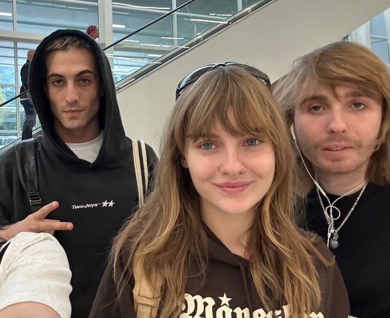 marlenasunrised's tweet photo. es increíble como vic sin maquillaje parece q tiene 15 años y thomas y damiano parecen q ya están pisando los 30 https://t.co/WIthiJLTzc