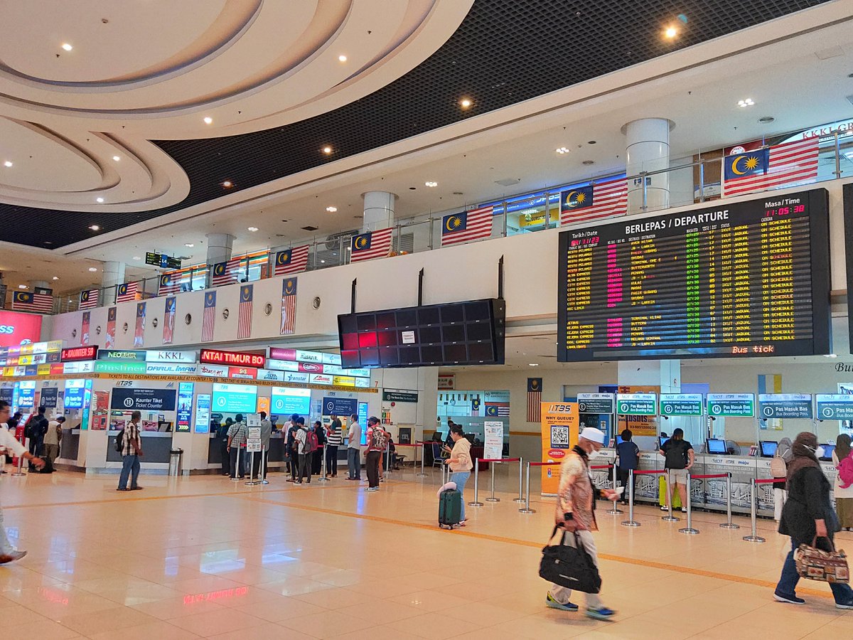 gerbongbagasi's tweet photo. Terminal bus udah kyk bandara, ada departures &amp; arrivals board segede gaban.

Sistem penjualan tiketnya terpusat. Semua kaunter/loket melayani penjualan semua tiket PO bus ke berbagai tujuan. Gak tau deh bagi hasilnya kyk gimana.

📍 Terminal Bersepadu Selatan (TBS), KL https://t.co/MLUsKgXbjc