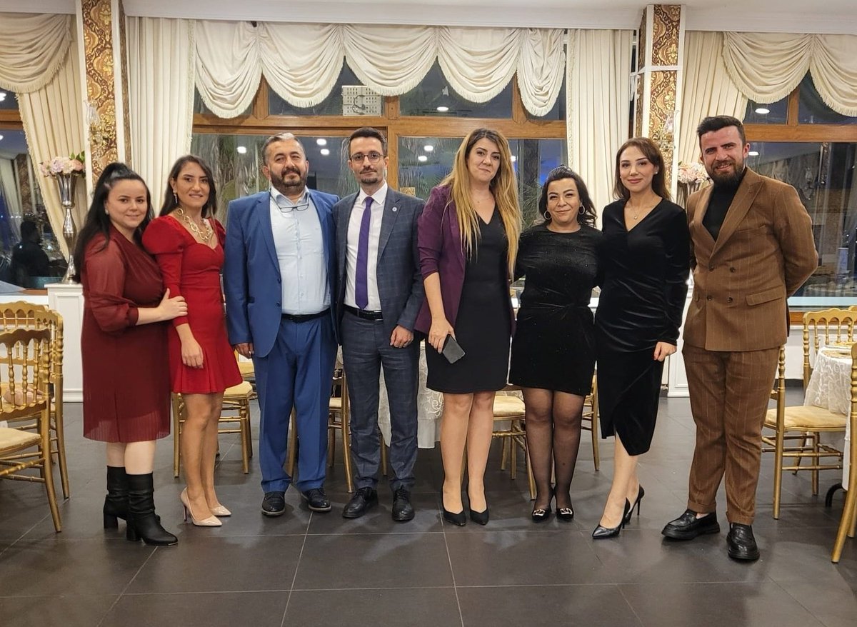 BilKurs's tweet photo. BİL Genel Müdürlük Kurs Koordinatörümüz Sinan KAYA ve Rehberlik ve Kariyer Merkezi Koordinatörümüz Ebru UNUTMAZER, Gebze, Sultanbeyli, Esenyalı ve Çayırova BİL Kurs kurucu, yönetici ve öğretmenleri ile 24 Kasım Öğretmenler Günü yemeğinde bir araya geldiler. https://t.co/cGNyze6Drk