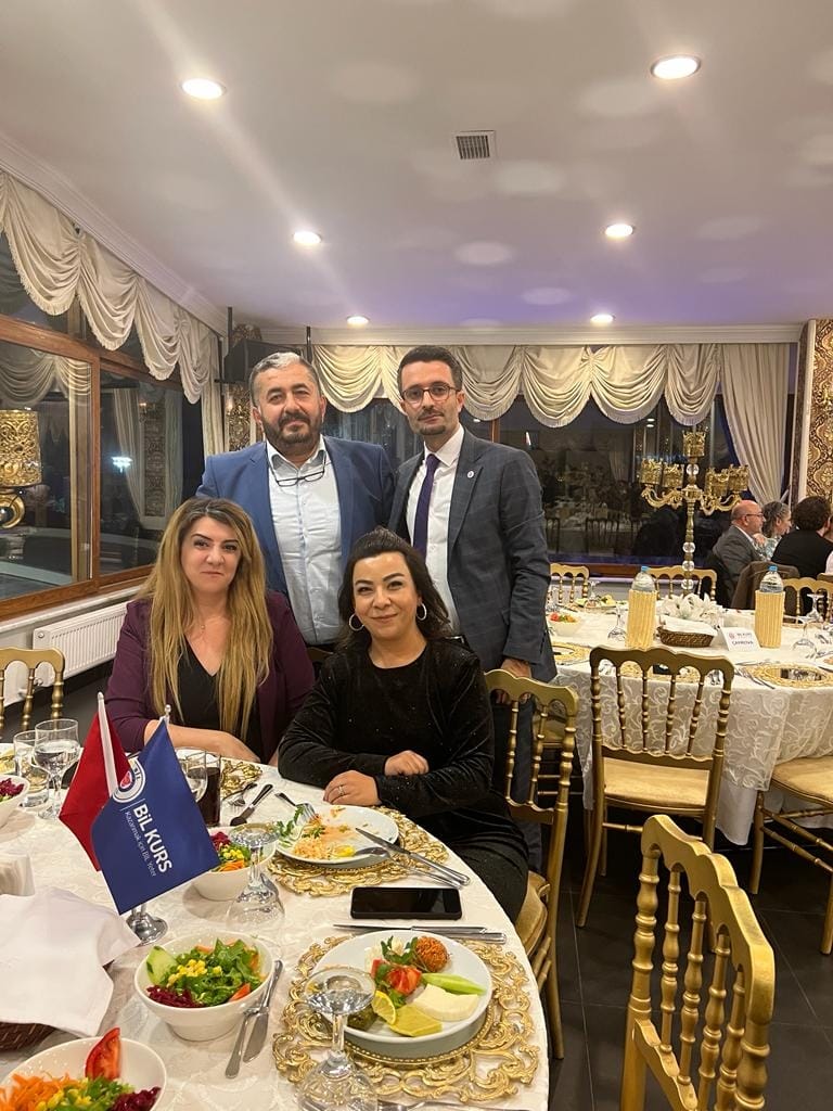 BilKurs's tweet photo. BİL Genel Müdürlük Kurs Koordinatörümüz Sinan KAYA ve Rehberlik ve Kariyer Merkezi Koordinatörümüz Ebru UNUTMAZER, Gebze, Sultanbeyli, Esenyalı ve Çayırova BİL Kurs kurucu, yönetici ve öğretmenleri ile 24 Kasım Öğretmenler Günü yemeğinde bir araya geldiler. https://t.co/cGNyze6Drk