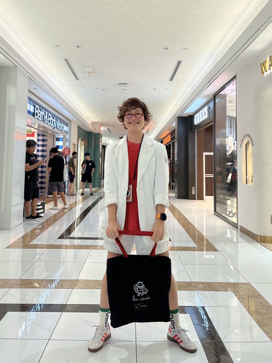 jang_keu's tweet photo. Holding the tote bag of the niche perfume brand Jillian Switzerland. Have you heard of the brand? It has been officially launched globally in August 2023. The perfume is now sold in Switzerland, France, Germany, Belgium, Poland, UK, Australia, America, Singapore and Vietnam. https://t.co/kIFkorVfTn