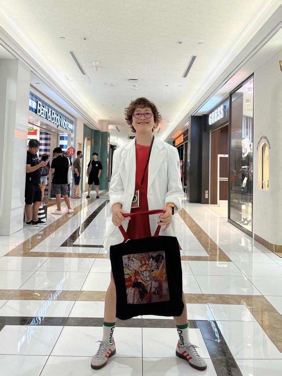 jang_keu's tweet photo. Holding the tote bag of the niche perfume brand Jillian Switzerland. Have you heard of the brand? It has been officially launched globally in August 2023. The perfume is now sold in Switzerland, France, Germany, Belgium, Poland, UK, Australia, America, Singapore and Vietnam. https://t.co/kIFkorVfTn