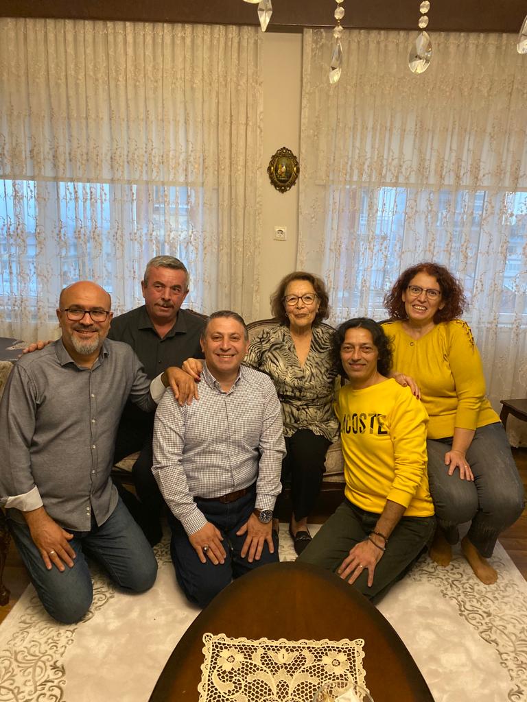 Mezun olduğum Sümer İlköğretim okulu Öğretmenimiz Tülay Filik 'e yıllar sonra buluştuğumuz sınıf arkadaşlarım ile ziyaret ettik.Allah sağlık sıhhat uzun ömür versin inşallah.