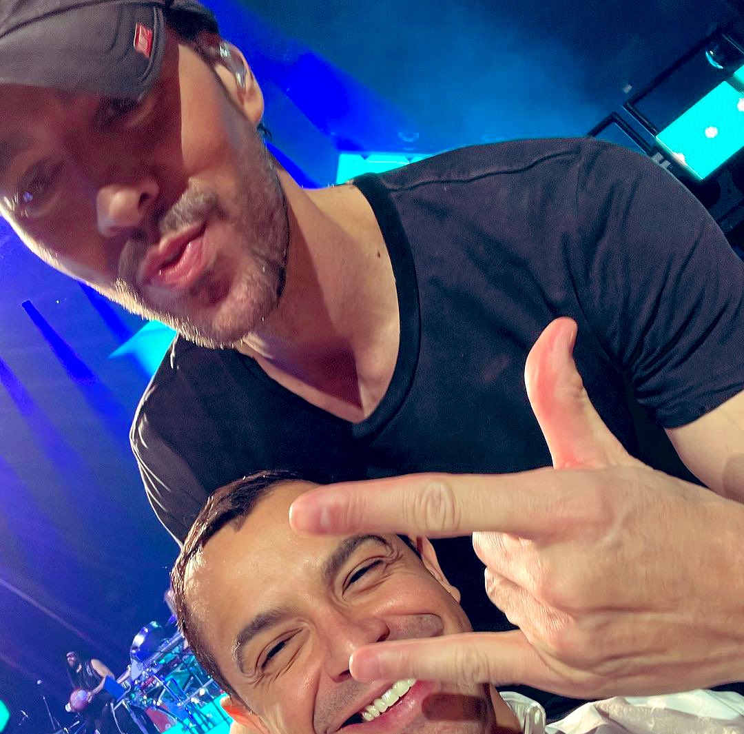 enriquesupdates's tweet photo. Enrique Iglesias and a fan capturing the 'Escape' moment with a selfie ๐คณ last night at the T-Mobile Arena in Las Vegas, NV - Nov. 24, 2023
#EnriqueIglesias #TheTrilogyTour #EnriquesUpdates @enriqueiglesias https://t.co/vHIonfFRua