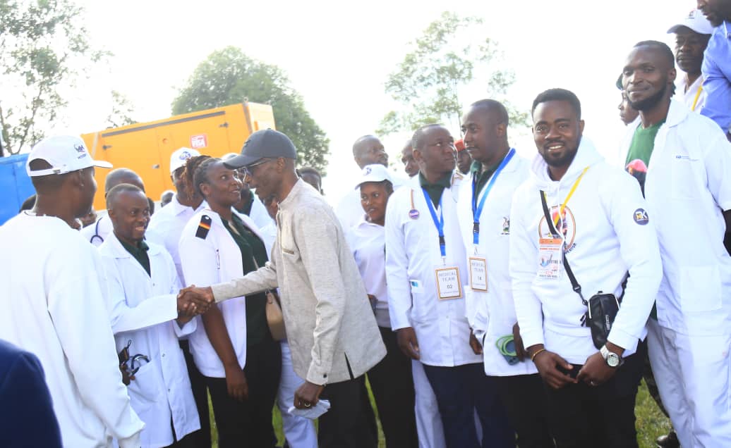 kibuukaAmbrosi's tweet photo. Here sharing a light moment with the #Teamdoctors of #MKMOVEMENT together with the guest of honour #Genkarekaihura appreciating their efforts and here by taking a picture with them yesterday in #Kanungu at the launch of #KigeziteambuildingforMkmovement . @BalaamAteenyiDr https://t.co/c6zVaEfz7w
