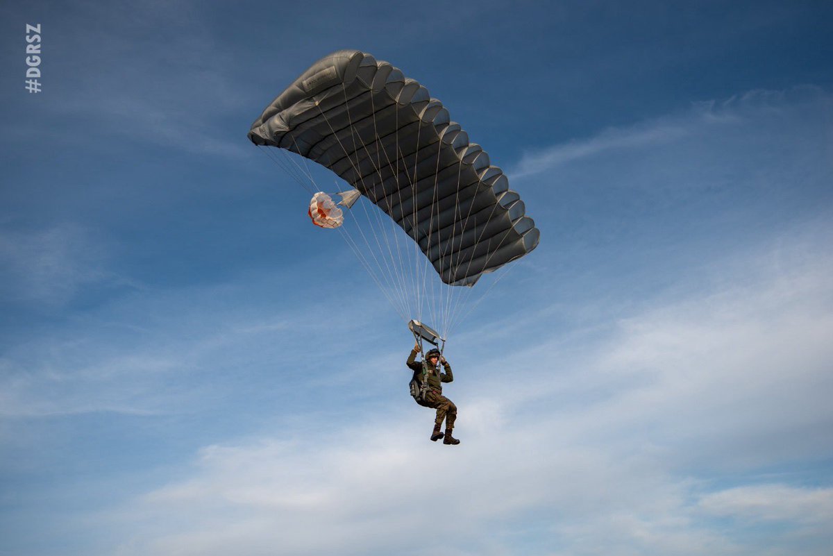 DGeneralneRSZ's tweet image. 9️⃣4️⃣5️⃣❗️ 

✔️ Tyle skoków wykonali żołnierze @_6BPD_, @25BKPow i #2pr podczas szkolenia spadochronowo-desantowego w ramach #WZZPodlasie.