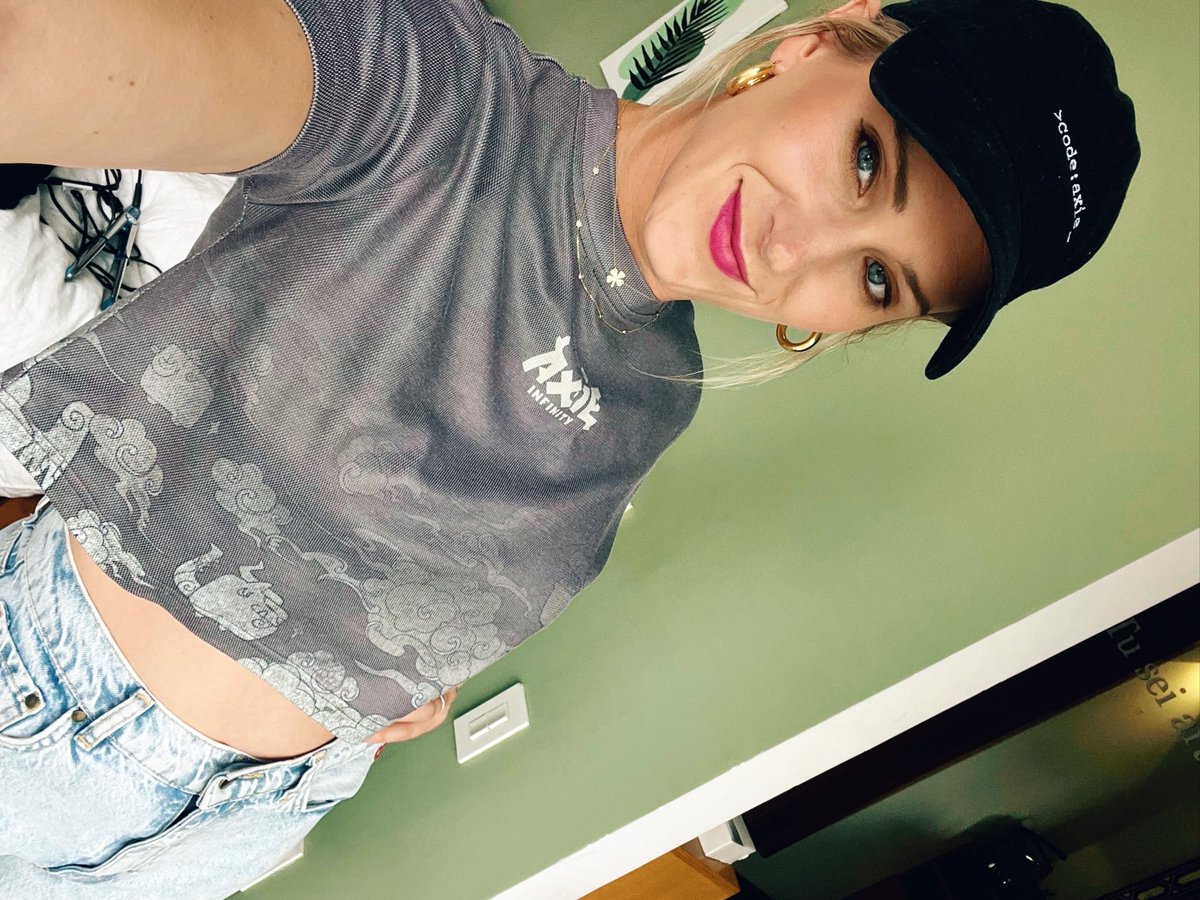 kosgoood's tweet photo. I saw we’re giving sneak peaks of the next round of @AxieInfinity merch already…

when you have as many ladies in your ecosystem as @Ronin_Network does you HAVE to make the crop tops.

also… PERFECT for @roningym participants.

Axie crop tops. on everyone. 

that’s the move. https://t.co/tJnYIRQfOY