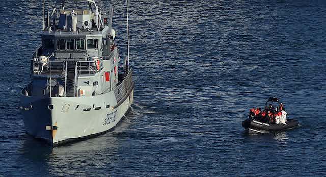 🚨I 🇫🇷 La Armada francesa detiene un barco con 4 yihadistas; se les pregunta por sus intenciones y dicen: “venimos a conquistar Francia”.

- El oficial de la Armada se ríe y dice: “¿Conquistar Francia? ¿Con sólo 4 personas?

- El yihadista responde: “Oh, somos los últimos, el