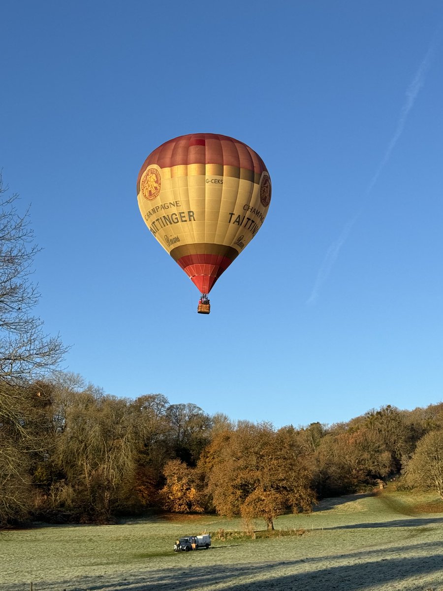 john_gleave's tweet photo. Another ⁦@parkrunUK⁩ ⁦⁦@ashtonctparkrun⁩ for 2 and 4 legs, with the addition of a hot air balloon prior to the run https://t.co/ElswHcNtd3