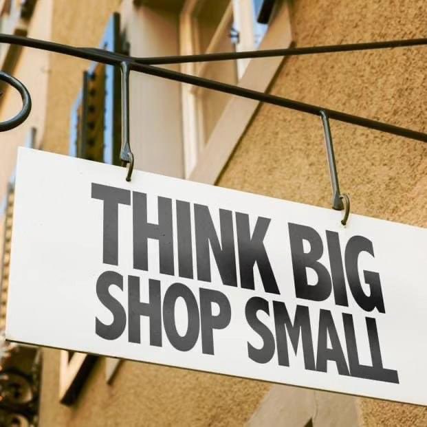 StateDistillery's tweet image. Small Business Saturday. Come out and support the local, small businesses that make the community unique and vibrant!  Come see us for some tasty spirits. 😋 #DrinkWV #WV