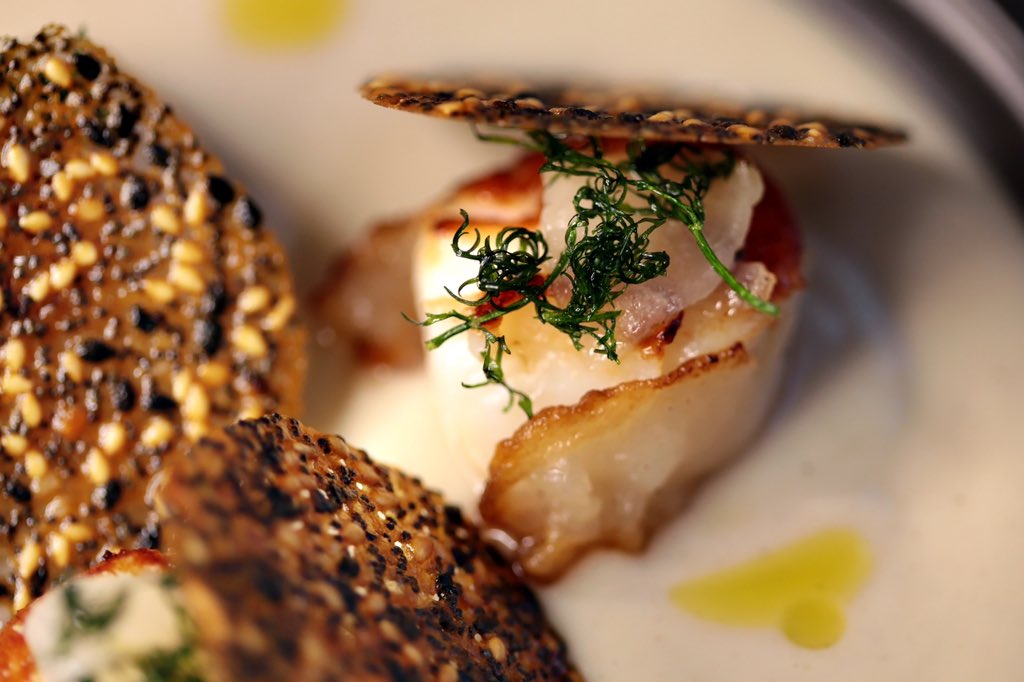VilladiGeggiano's tweet photo. Roasted Scallops with Pork Lard from “Colonnata”, Cauliflower Sauce, Poppy
and Sesame Seeds Tuille 👌
#xmas #xmasmenu #festiveseason #christmasmenu #saturdaynight #placetobe #toplondonrestaurants #italiansinlondon #londonfood #londonfoodie #foodporn #food #tuscancusine #topchef https://t.co/ZO3ocwinad