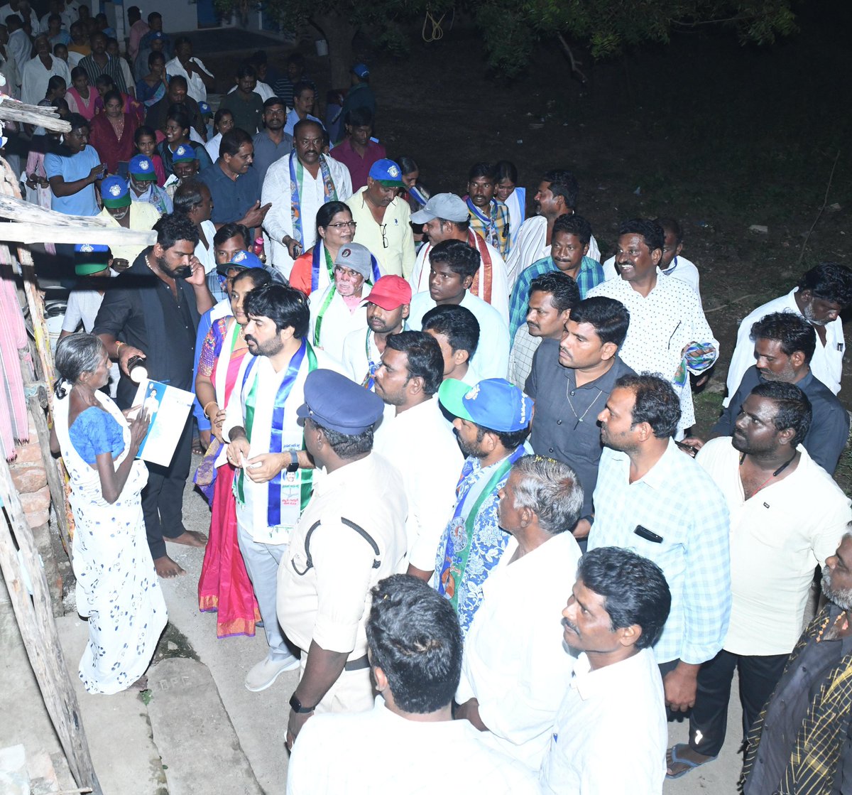 KCBachina's tweet photo. గడపగడపకు మన ప్రభుత్వం కార్యక్రమం రావినూతల సచివాలయం పరిధి (కొరిశపాడు మండలం) లో నిర్వహించడం జరిగింది.
#bachinakrishnachaitanya #BKC #TeamBKC #addanki #2024addankimla #YSRCP #CMYSJagan #GadapaGadapakuManaPrabhuthvam #WhyAPNeedsJagan #YSRCPAgain2024 https://t.co/MUaOLUZbZ4