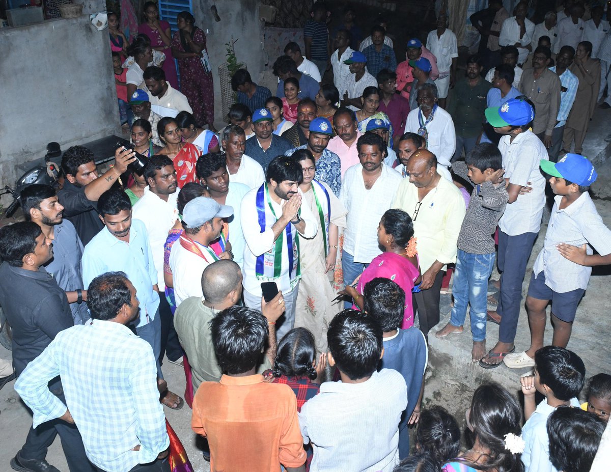 KCBachina's tweet photo. గడపగడపకు మన ప్రభుత్వం కార్యక్రమం రావినూతల సచివాలయం పరిధి (కొరిశపాడు మండలం) లో నిర్వహించడం జరిగింది.
#bachinakrishnachaitanya #BKC #TeamBKC #addanki #2024addankimla #YSRCP #CMYSJagan #GadapaGadapakuManaPrabhuthvam #WhyAPNeedsJagan #YSRCPAgain2024 https://t.co/MUaOLUZbZ4