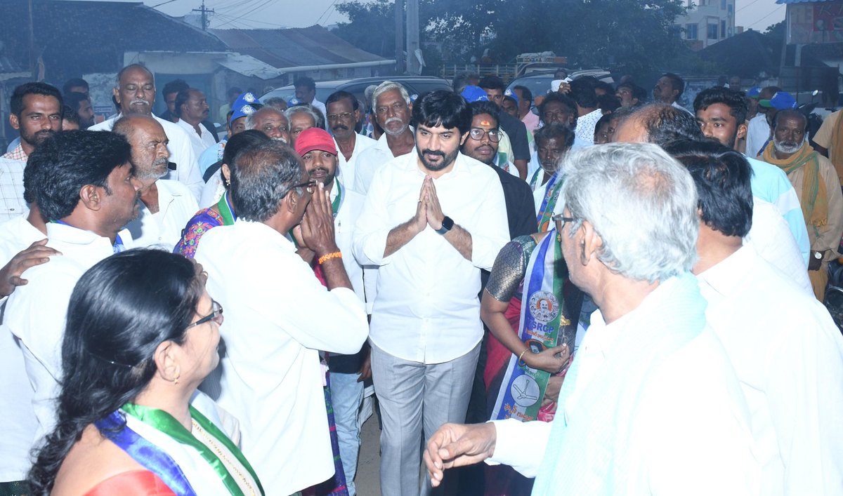 KCBachina's tweet photo. గడపగడపకు మన ప్రభుత్వం కార్యక్రమం రావినూతల సచివాలయం పరిధి (కొరిశపాడు మండలం) లో నిర్వహించడం జరిగింది.
#bachinakrishnachaitanya #BKC #TeamBKC #addanki #2024addankimla #YSRCP #CMYSJagan #GadapaGadapakuManaPrabhuthvam #WhyAPNeedsJagan #YSRCPAgain2024 https://t.co/MUaOLUZbZ4
