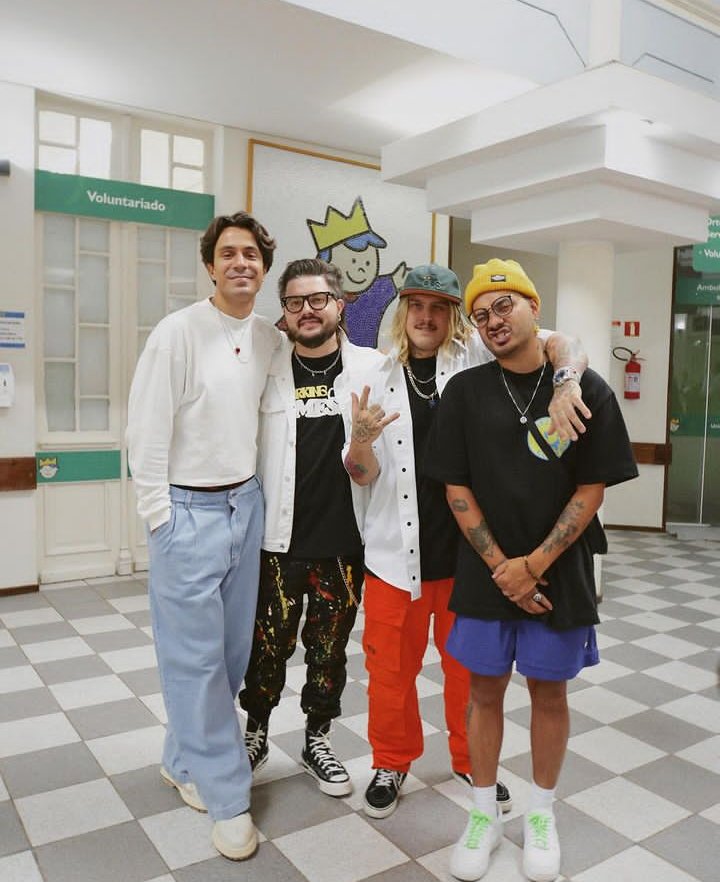 CentraalKoba's tweet photo. Ontem a banda Restart, que está em Curitiba, fez uma visita ao @hospitalpp, que é o maior hospital infantil da América Latina e realiza um lindo trabalho filantrópico.

O hospital precisa de doações e a gente pode ajudar acessando o site abaixo 👇🏼🩷

https://t.co/qAswzOe4hY https://t.co/f8EPt4ghbB