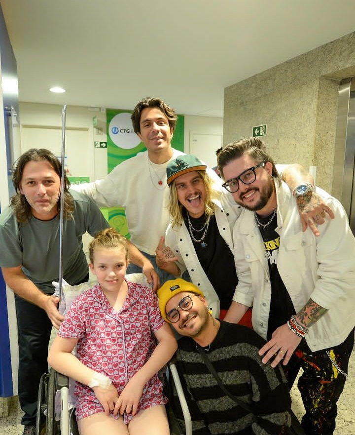 CentraalKoba's tweet photo. Ontem a banda Restart, que está em Curitiba, fez uma visita ao @hospitalpp, que é o maior hospital infantil da América Latina e realiza um lindo trabalho filantrópico.

O hospital precisa de doações e a gente pode ajudar acessando o site abaixo 👇🏼🩷

https://t.co/qAswzOe4hY https://t.co/f8EPt4ghbB