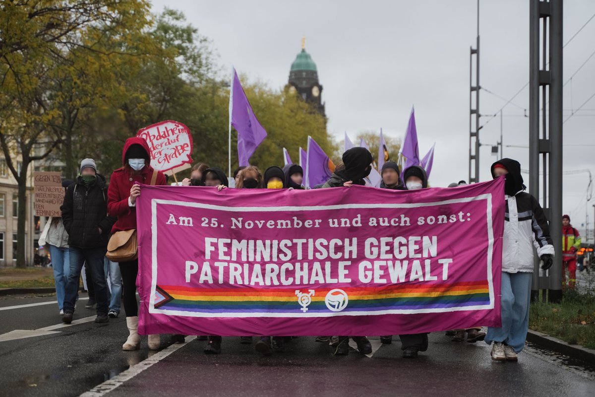 vuecritique's tweet photo. Bis zu 250 Personen demonstrierten heute in #Dresden zum Tag gegen patriachale Gewalt.  In Redebeiträgen wurde auch die enge Vernetzung von extremer Rechte und Antifeminismus betont. Es beteiligten sich verschiedene feministische, antifaschistische und kurdische Gruppen. #dd2511 https://t.co/MdCKcnLEmQ