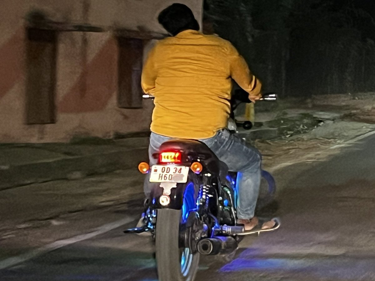 rohitdas700's tweet photo. @cpbbsrctc what action is taken against traffic violators who are covering up their HSRP to avoid automatic detection by software. This is a white colour Thunderbird bike, pic clicked on 25.11.2023. No helmet, talking on phone, HSRP tampered https://t.co/IBVG8u0TMJ